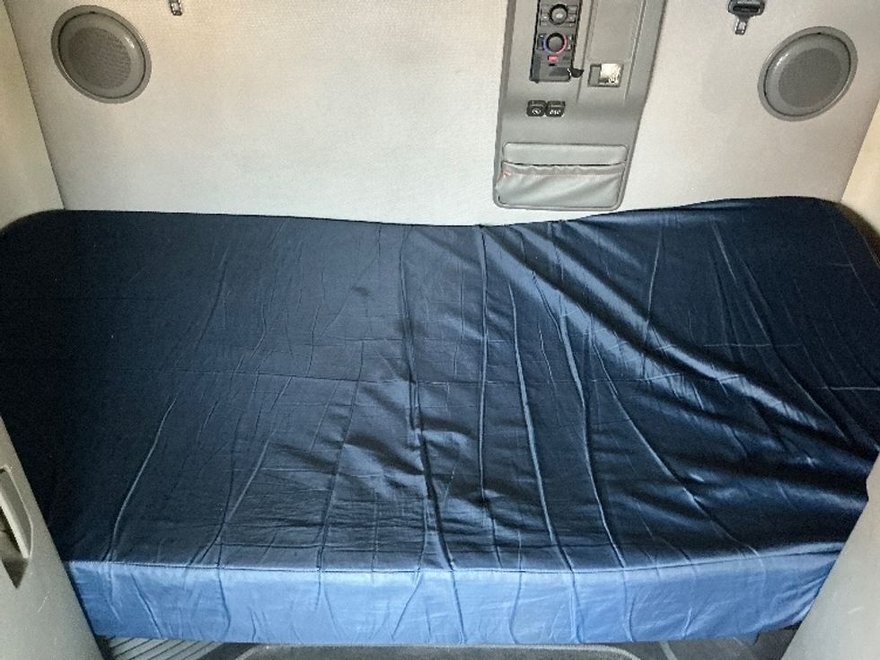 Sleeper Tractor-Heavy Duty Tractors-Volvo-2021-VNL64760-Montebello-CA-620,064\n\t\tmiles-$ 64,250 - Image 17