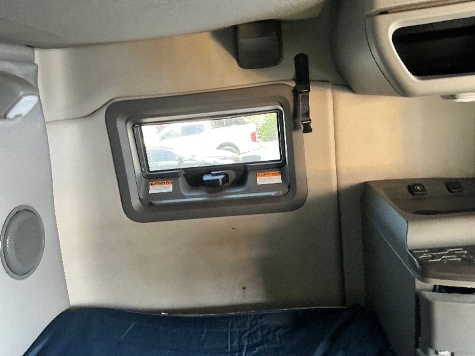 Sleeper Tractor-Heavy Duty Tractors-Volvo-2021-VNL64760-Montebello-CA-620,064\n\t\tmiles-$ 64,250 - Image 18