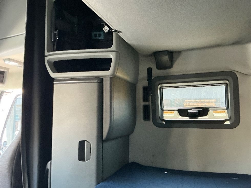 Sleeper Tractor-Heavy Duty Tractors-Volvo-2021-VNL64760-Montebello-CA-620,064\n\t\tmiles-$ 64,250 - Image 19