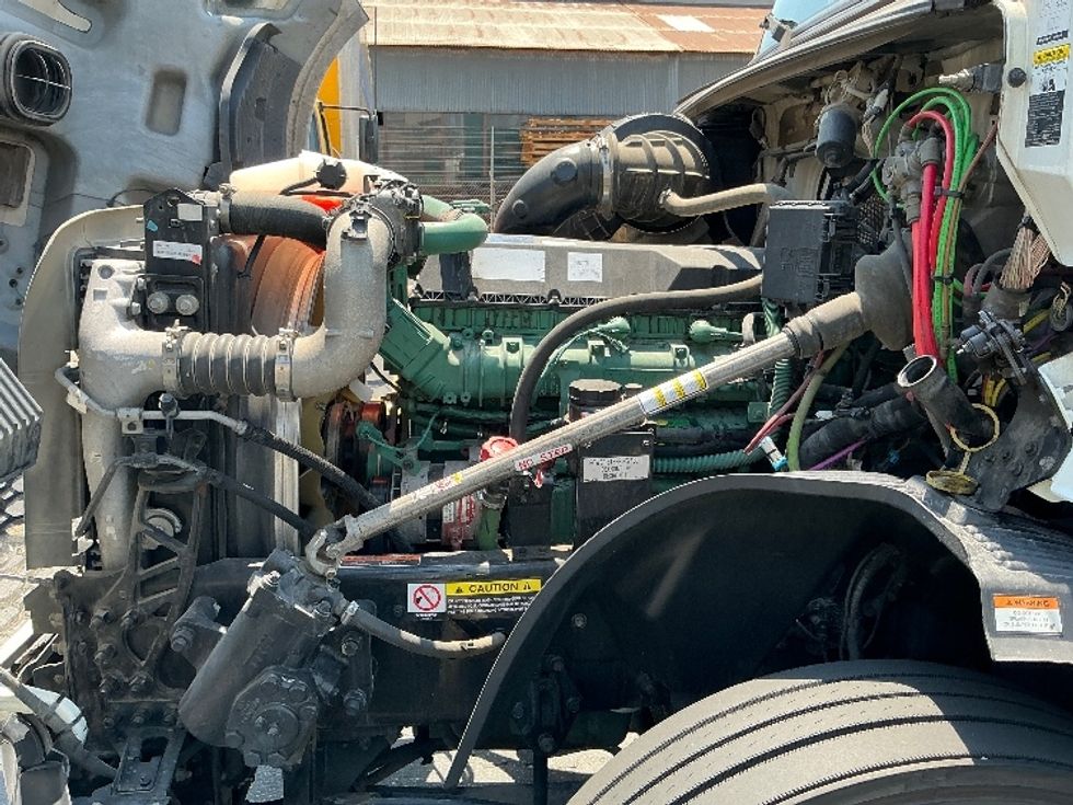 Sleeper Tractor-Heavy Duty Tractors-Volvo-2021-VNL64760-Montebello-CA-620,064\n\t\tmiles-$ 64,250 - Image 21