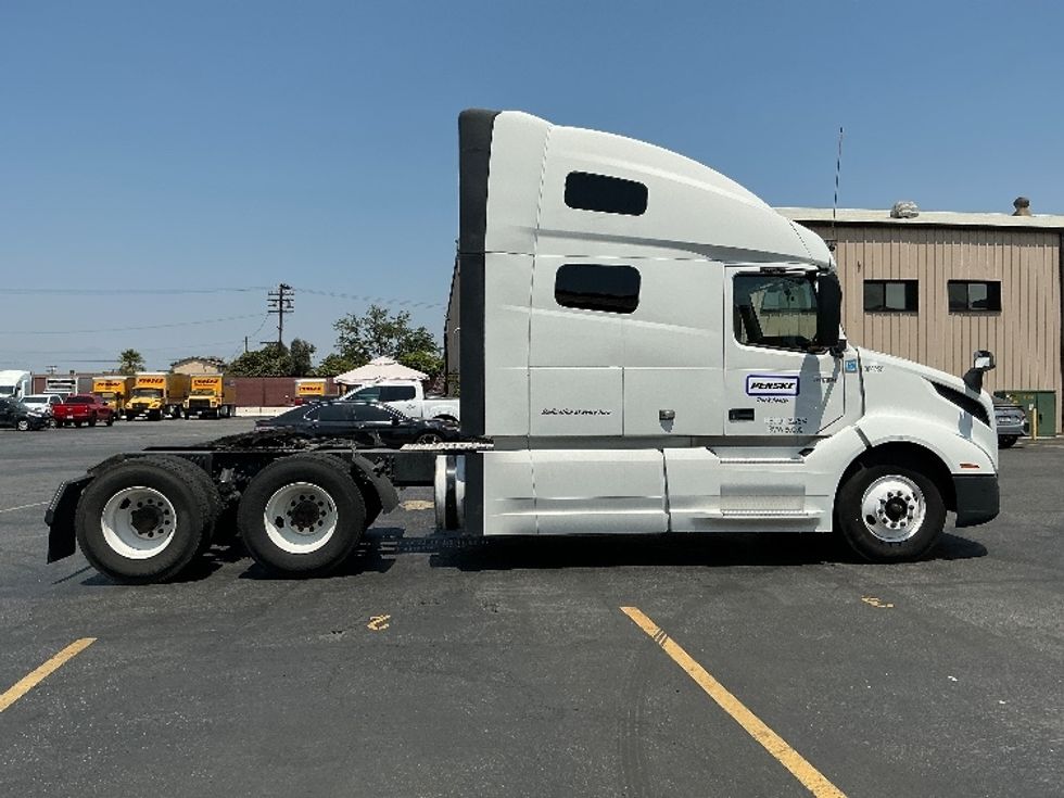 Sleeper Tractor-Heavy Duty Tractors-Volvo-2021-VNL64760-Montebello-CA-620,064\n\t\tmiles-$ 64,250 - Image 8