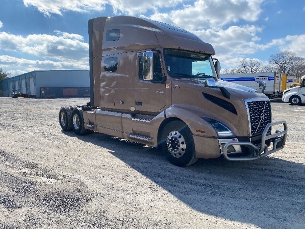 Sleeper Tractor-Heavy Duty Tractors-Volvo-2021-VNL64760-Morristown-TN-548,802\n\t\tmiles-$ 59,000 - Image 1