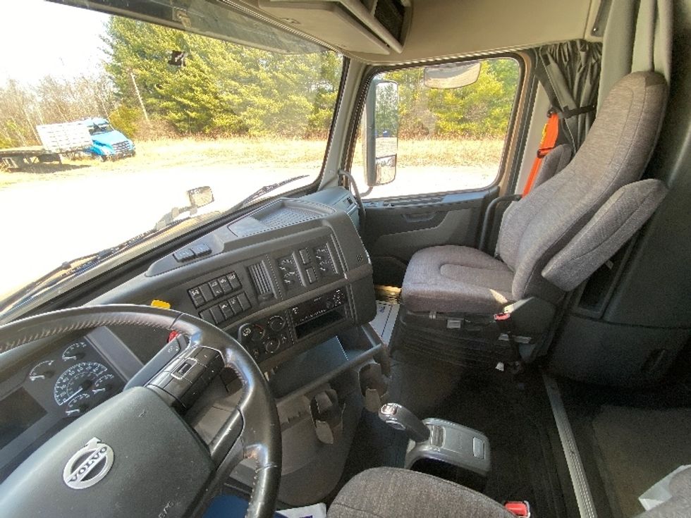 Sleeper Tractor-Heavy Duty Tractors-Volvo-2021-VNL64760-Morristown-TN-548,802\n\t\tmiles-$ 59,000 - Image 10