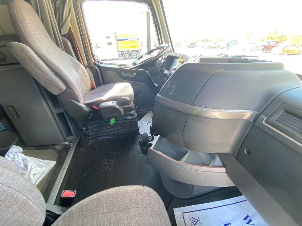 Sleeper Tractor-Heavy Duty Tractors-Volvo-2021-VNL64760-Morristown-TN-548,802\n\t\tmiles-$ 59,000 - Image 15