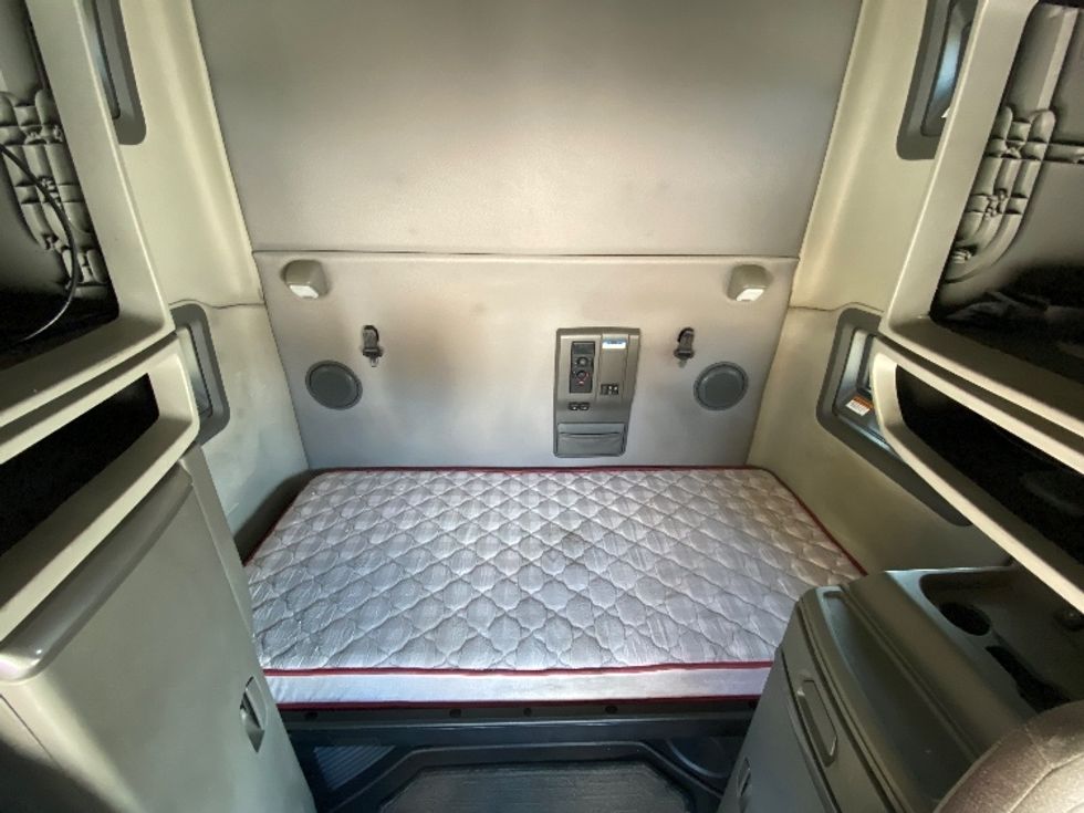 Sleeper Tractor-Heavy Duty Tractors-Volvo-2021-VNL64760-Morristown-TN-548,802\n\t\tmiles-$ 59,000 - Image 16