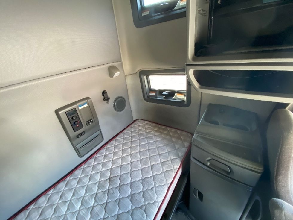 Sleeper Tractor-Heavy Duty Tractors-Volvo-2021-VNL64760-Morristown-TN-548,802\n\t\tmiles-$ 59,000 - Image 17