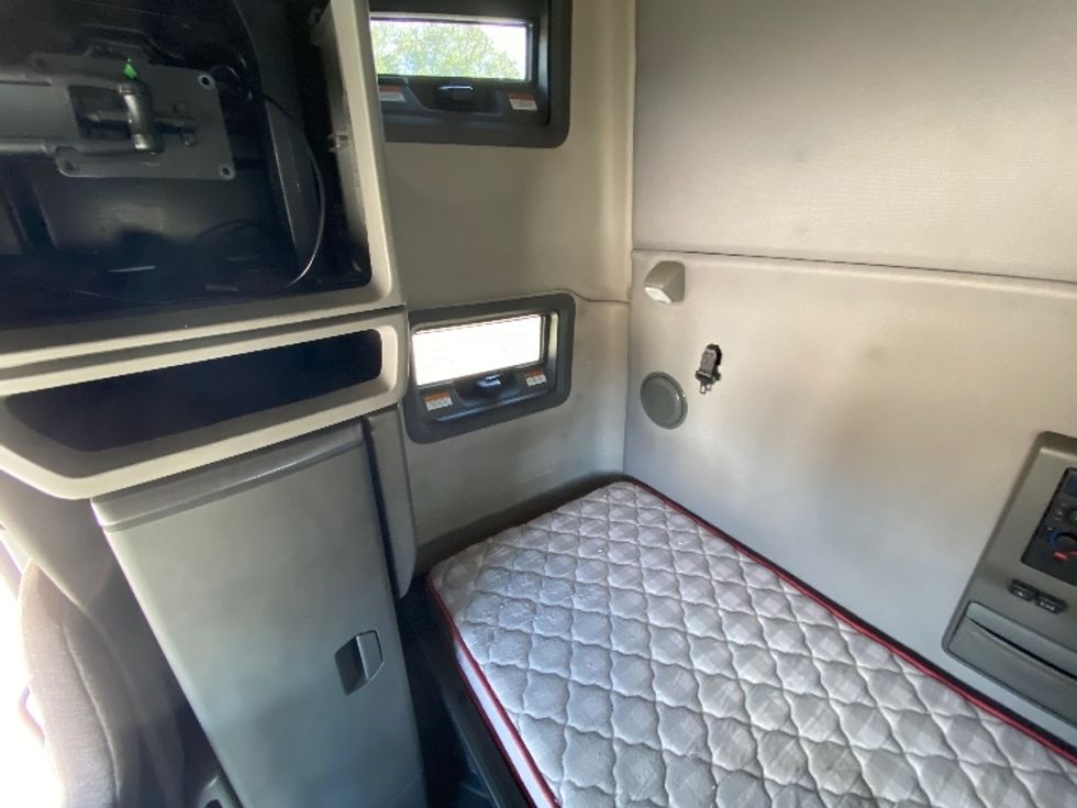 Sleeper Tractor-Heavy Duty Tractors-Volvo-2021-VNL64760-Morristown-TN-548,802\n\t\tmiles-$ 59,000 - Image 18