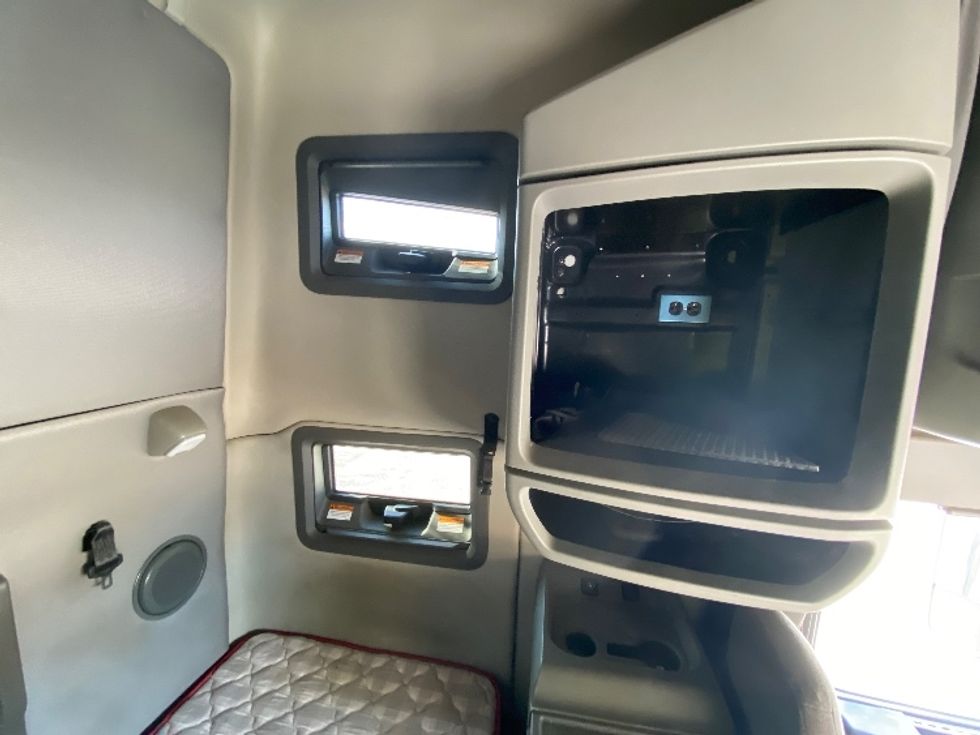 Sleeper Tractor-Heavy Duty Tractors-Volvo-2021-VNL64760-Morristown-TN-548,802\n\t\tmiles-$ 59,000 - Image 19