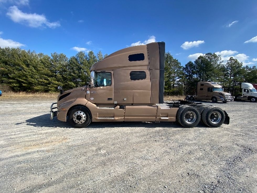 Sleeper Tractor-Heavy Duty Tractors-Volvo-2021-VNL64760-Morristown-TN-548,802\n\t\tmiles-$ 59,000 - Image 4