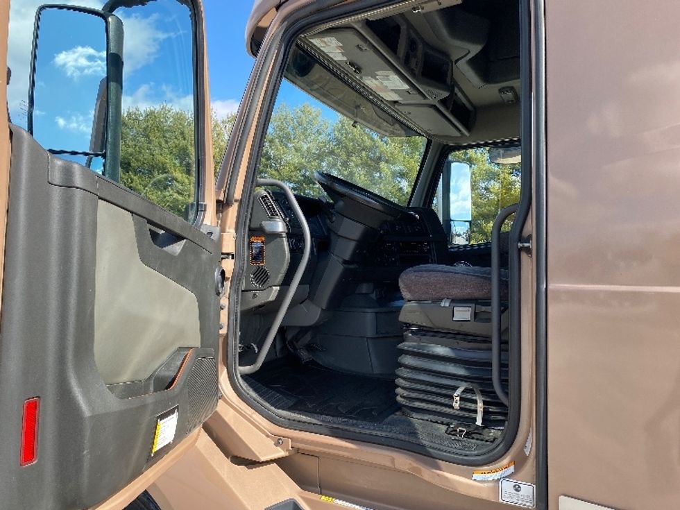 Sleeper Tractor-Heavy Duty Tractors-Volvo-2021-VNL64760-Morristown-TN-548,802\n\t\tmiles-$ 59,000 - Image 9
