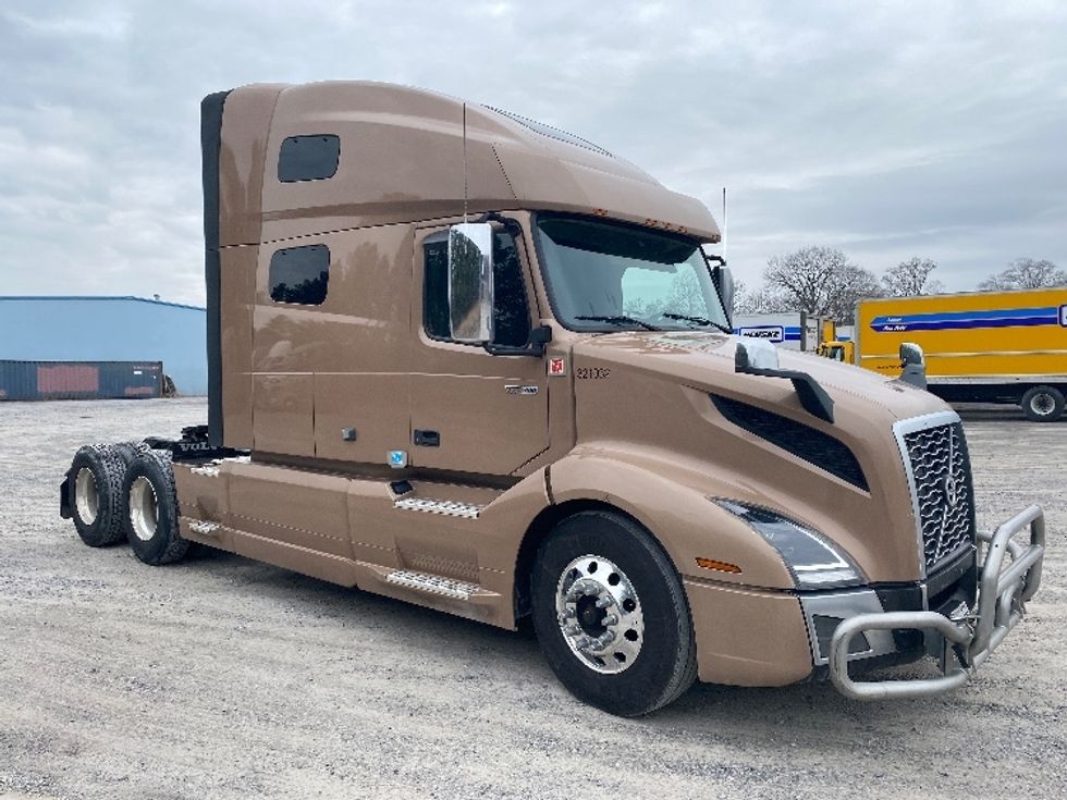 Sleeper Tractor-Heavy Duty Tractors-Volvo-2021-VNL64760-Morristown-TN-560,663\n\t\tmiles-$ 58,000 - Image 1