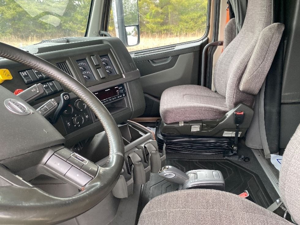Sleeper Tractor-Heavy Duty Tractors-Volvo-2021-VNL64760-Morristown-TN-560,663\n\t\tmiles-$ 58,000 - Image 10