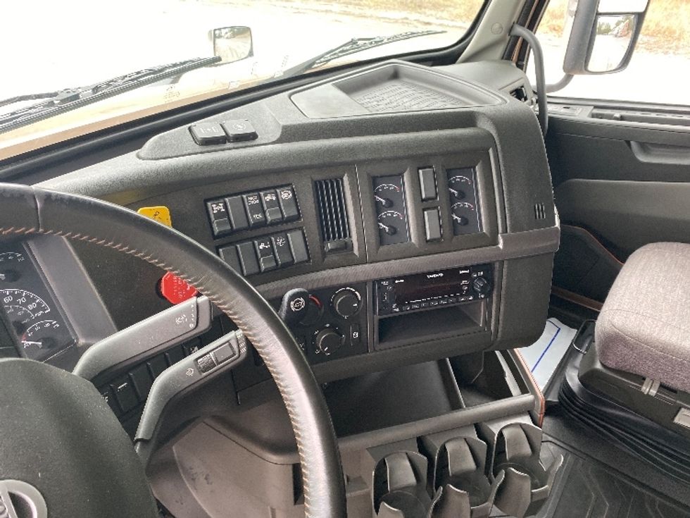 Sleeper Tractor-Heavy Duty Tractors-Volvo-2021-VNL64760-Morristown-TN-560,663\n\t\tmiles-$ 58,000 - Image 11