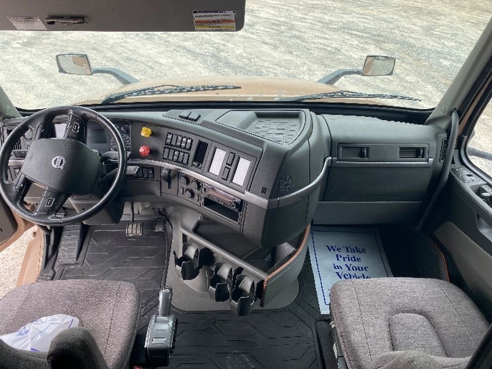 Sleeper Tractor-Heavy Duty Tractors-Volvo-2021-VNL64760-Morristown-TN-560,663\n\t\tmiles-$ 58,000 - Image 12