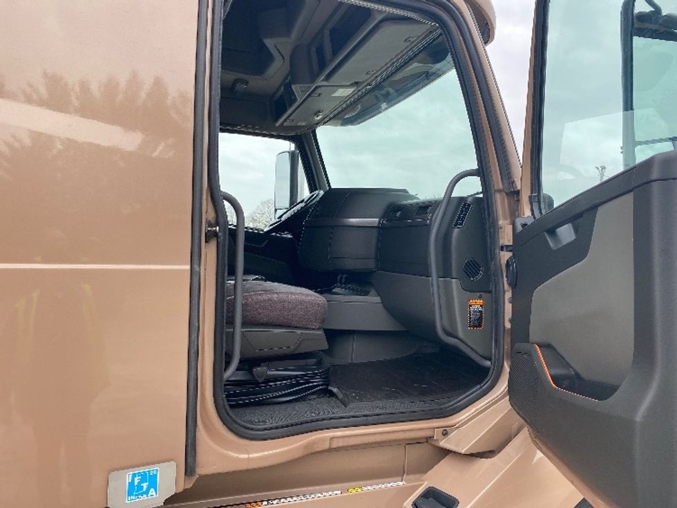 Sleeper Tractor-Heavy Duty Tractors-Volvo-2021-VNL64760-Morristown-TN-560,663\n\t\tmiles-$ 58,000 - Image 13