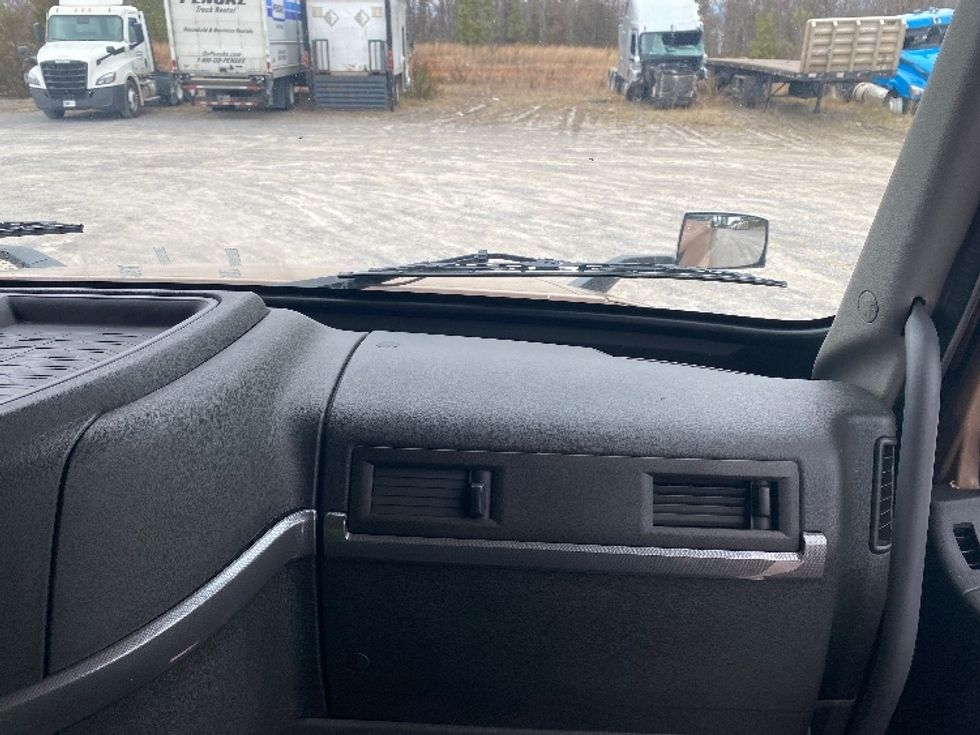 Sleeper Tractor-Heavy Duty Tractors-Volvo-2021-VNL64760-Morristown-TN-560,663\n\t\tmiles-$ 58,000 - Image 14