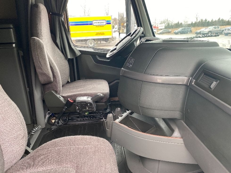 Sleeper Tractor-Heavy Duty Tractors-Volvo-2021-VNL64760-Morristown-TN-560,663\n\t\tmiles-$ 58,000 - Image 15