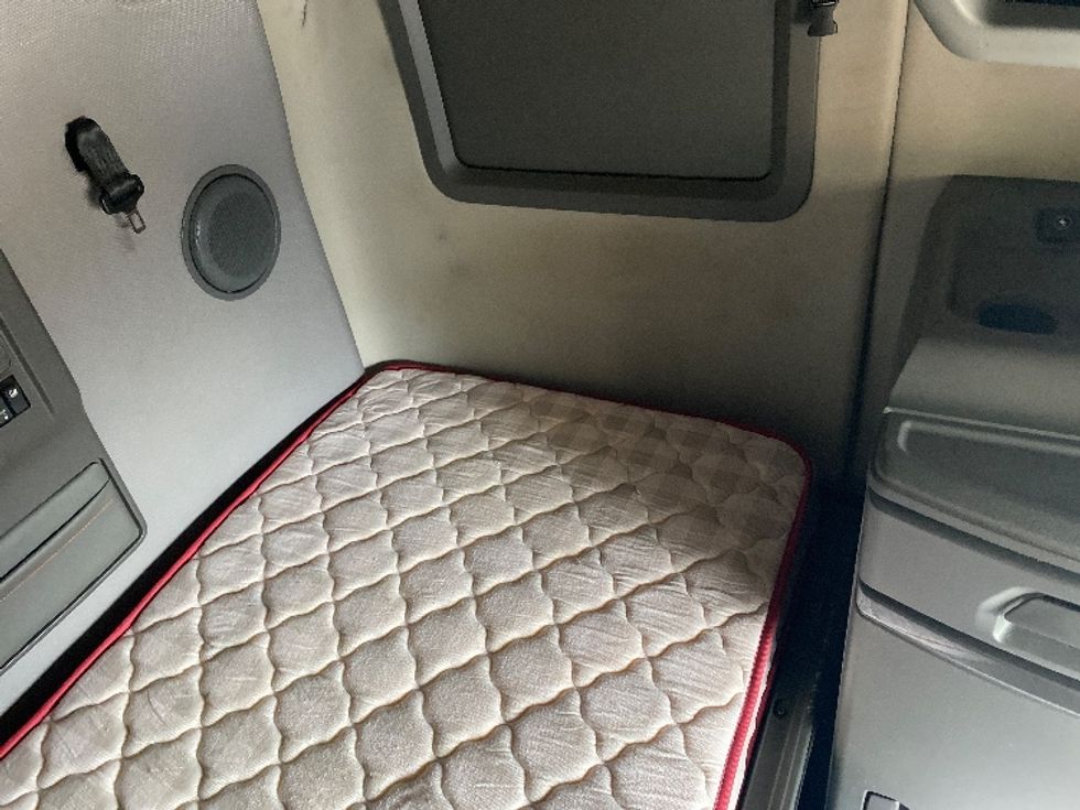 Sleeper Tractor-Heavy Duty Tractors-Volvo-2021-VNL64760-Morristown-TN-560,663\n\t\tmiles-$ 58,000 - Image 17