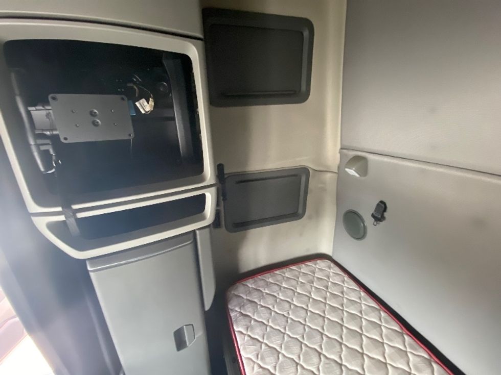 Sleeper Tractor-Heavy Duty Tractors-Volvo-2021-VNL64760-Morristown-TN-560,663\n\t\tmiles-$ 58,000 - Image 18