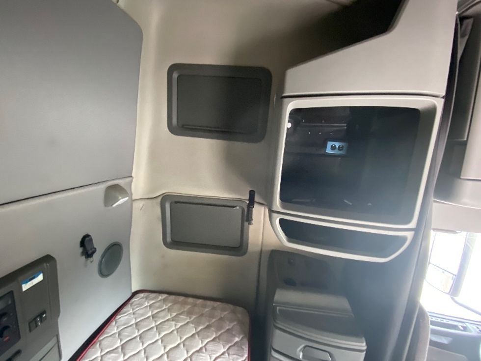 Sleeper Tractor-Heavy Duty Tractors-Volvo-2021-VNL64760-Morristown-TN-560,663\n\t\tmiles-$ 58,000 - Image 19