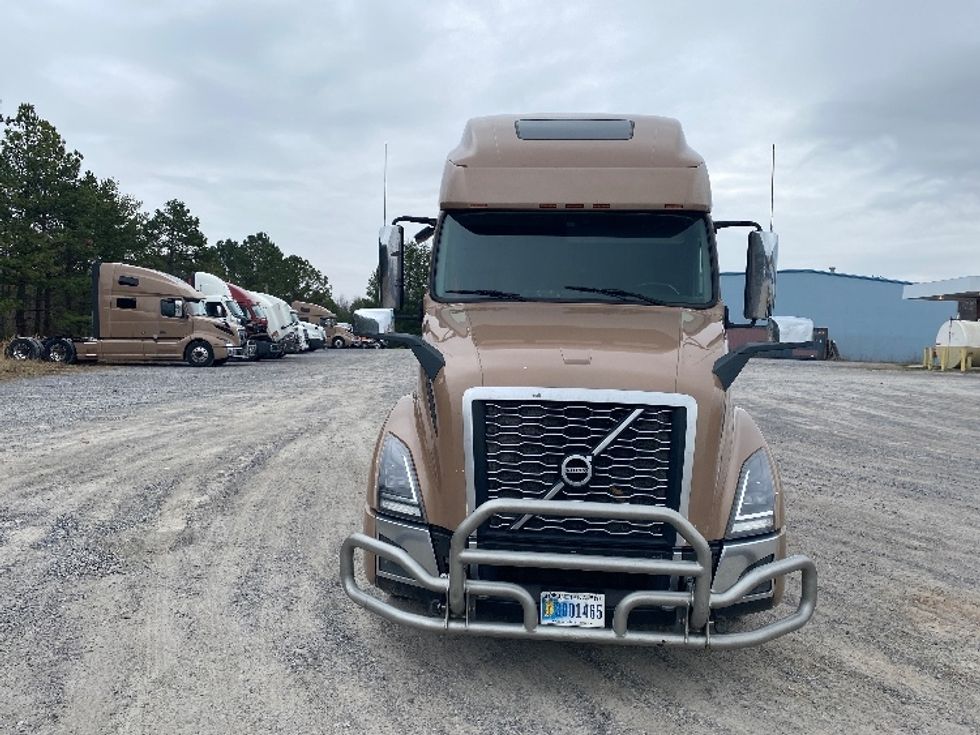 Sleeper Tractor-Heavy Duty Tractors-Volvo-2021-VNL64760-Morristown-TN-560,663\n\t\tmiles-$ 58,000 - Image 2