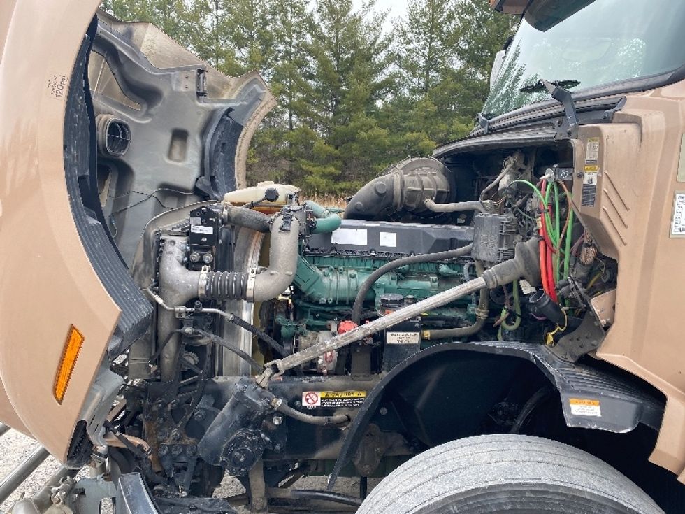 Sleeper Tractor-Heavy Duty Tractors-Volvo-2021-VNL64760-Morristown-TN-560,663\n\t\tmiles-$ 58,000 - Image 21