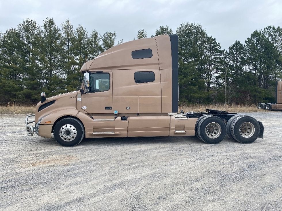 Sleeper Tractor-Heavy Duty Tractors-Volvo-2021-VNL64760-Morristown-TN-560,663\n\t\tmiles-$ 58,000 - Image 4
