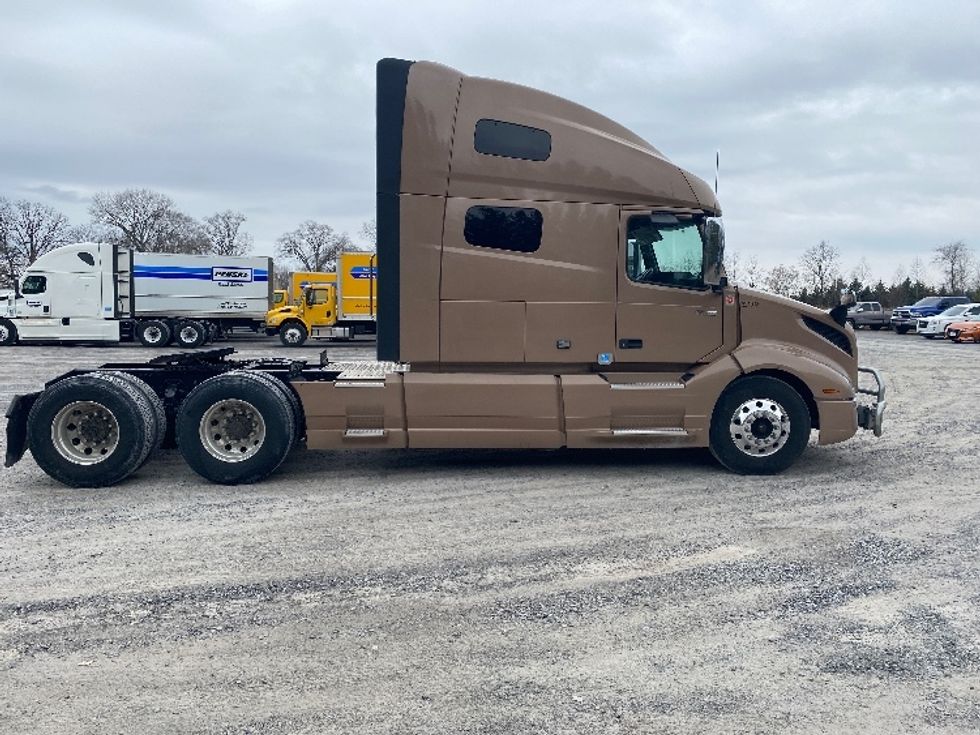 Sleeper Tractor-Heavy Duty Tractors-Volvo-2021-VNL64760-Morristown-TN-560,663\n\t\tmiles-$ 58,000 - Image 8