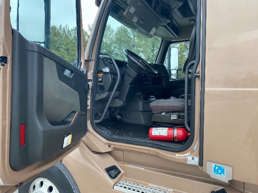 Sleeper Tractor-Heavy Duty Tractors-Volvo-2021-VNL64760-Morristown-TN-560,663\n\t\tmiles-$ 58,000 - Image 9