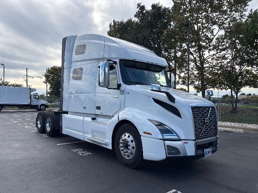 Sleeper Tractor-Heavy Duty Tractors-Volvo-2021-VNL64760-New Castle-DE-493,494\n\t\tmiles-$ 76,250 - Image 1