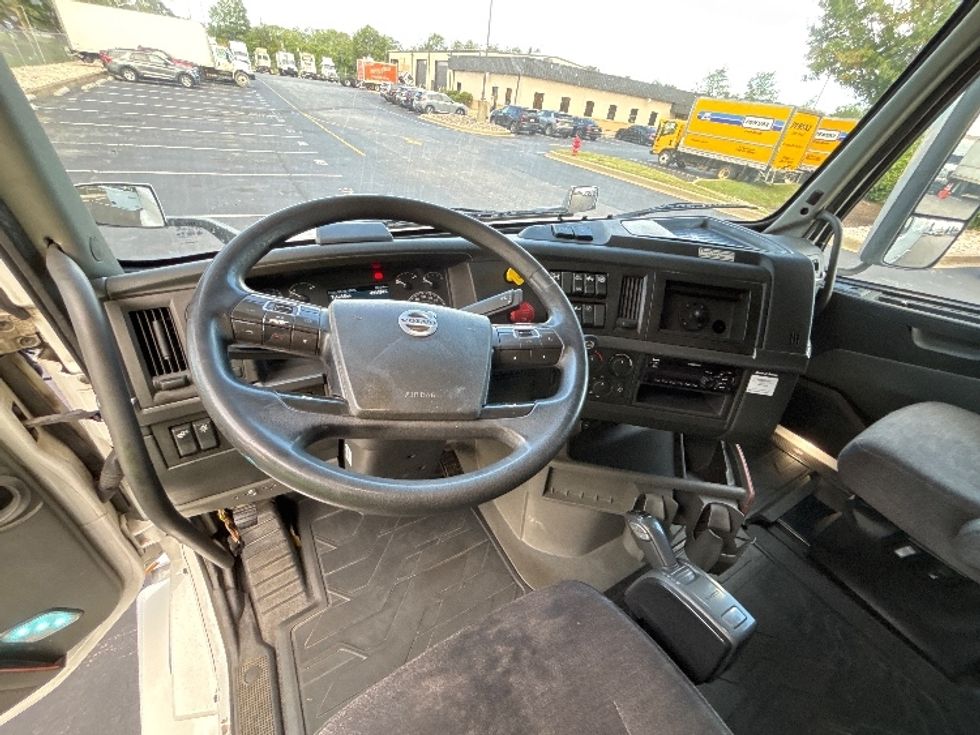 Sleeper Tractor-Heavy Duty Tractors-Volvo-2021-VNL64760-New Castle-DE-493,494\n\t\tmiles-$ 76,250 - Image 10