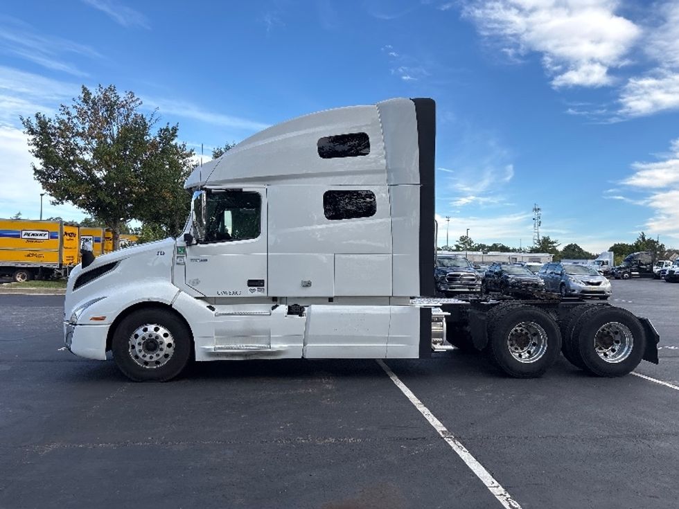 Sleeper Tractor-Heavy Duty Tractors-Volvo-2021-VNL64760-New Castle-DE-493,494\n\t\tmiles-$ 76,250 - Image 4