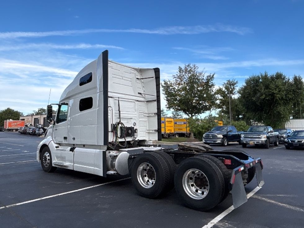 Sleeper Tractor-Heavy Duty Tractors-Volvo-2021-VNL64760-New Castle-DE-493,494\n\t\tmiles-$ 76,250 - Image 5