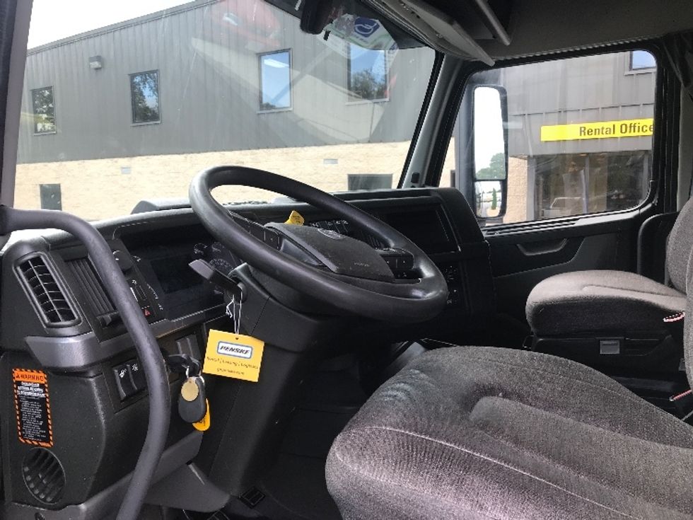 Sleeper Tractor-Heavy Duty Tractors-Volvo-2021-VNL64760-Newport News-VA-504,141\n\t\tmiles-$ 66,500 - Image 10