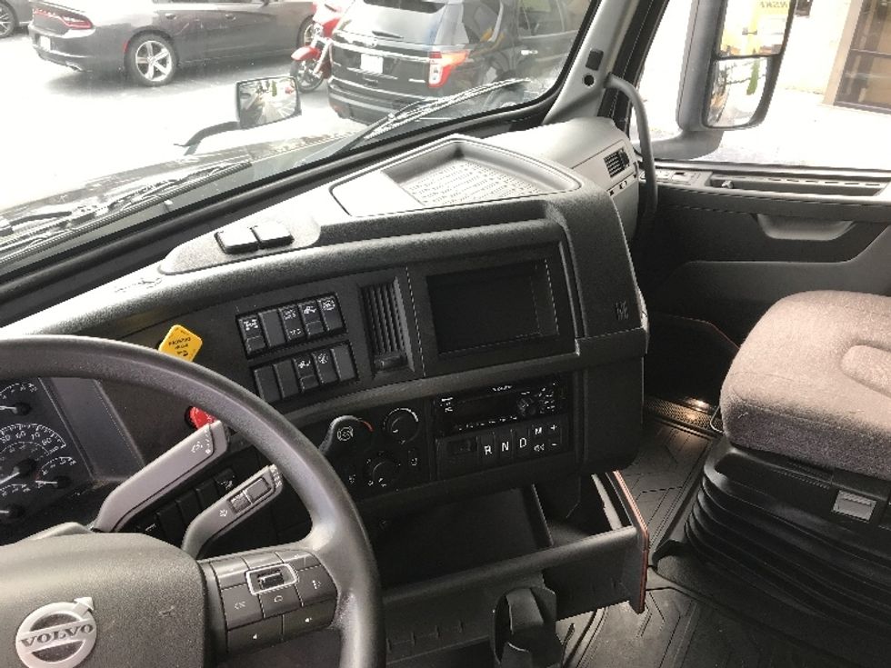 Sleeper Tractor-Heavy Duty Tractors-Volvo-2021-VNL64760-Newport News-VA-504,141\n\t\tmiles-$ 66,500 - Image 12