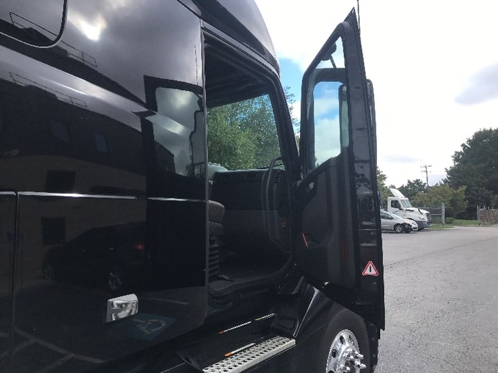 Sleeper Tractor-Heavy Duty Tractors-Volvo-2021-VNL64760-Newport News-VA-504,141\n\t\tmiles-$ 66,500 - Image 13