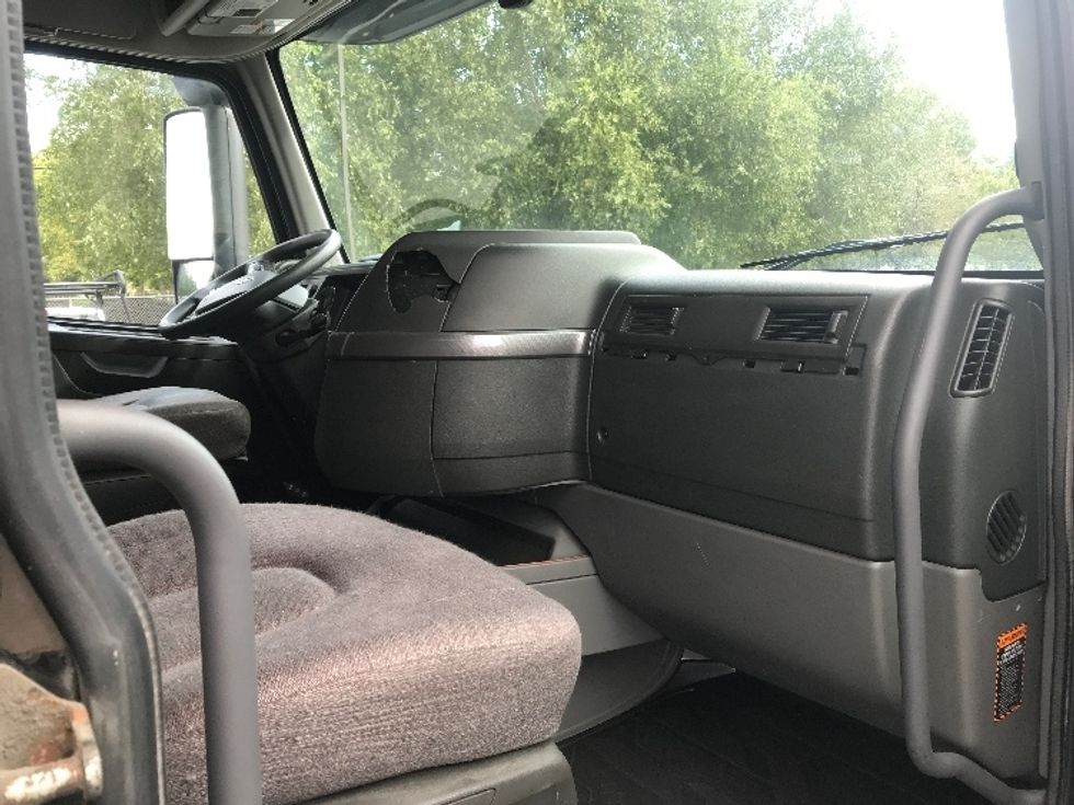 Sleeper Tractor-Heavy Duty Tractors-Volvo-2021-VNL64760-Newport News-VA-504,141\n\t\tmiles-$ 66,500 - Image 14