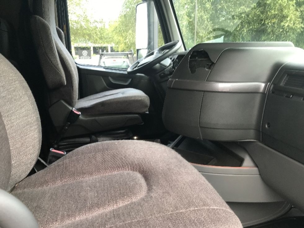 Sleeper Tractor-Heavy Duty Tractors-Volvo-2021-VNL64760-Newport News-VA-504,141\n\t\tmiles-$ 66,500 - Image 15