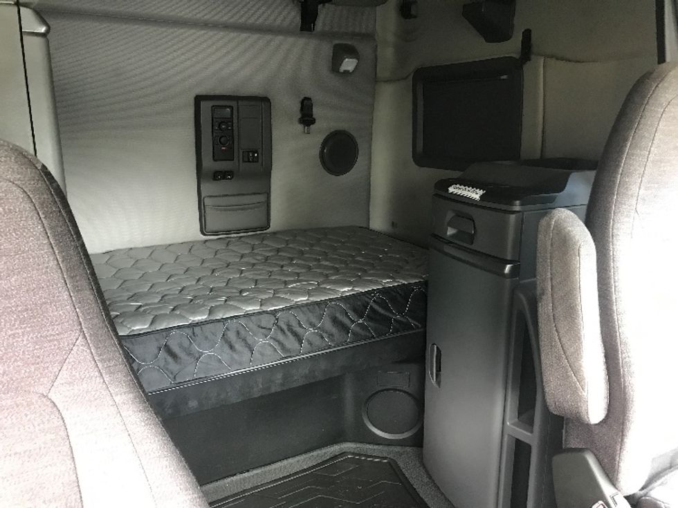 Sleeper Tractor-Heavy Duty Tractors-Volvo-2021-VNL64760-Newport News-VA-504,141\n\t\tmiles-$ 66,500 - Image 16