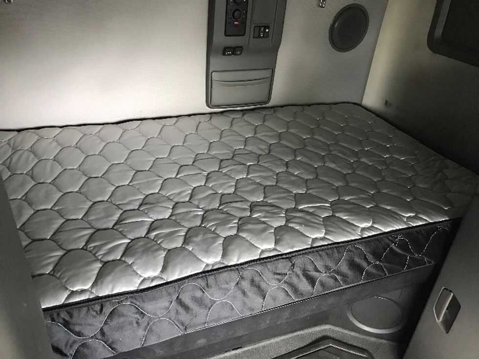 Sleeper Tractor-Heavy Duty Tractors-Volvo-2021-VNL64760-Newport News-VA-504,141\n\t\tmiles-$ 66,500 - Image 17