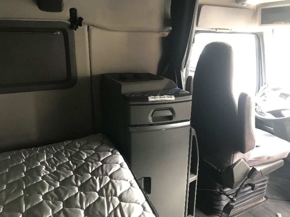 Sleeper Tractor-Heavy Duty Tractors-Volvo-2021-VNL64760-Newport News-VA-504,141\n\t\tmiles-$ 66,500 - Image 18