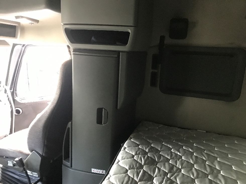 Sleeper Tractor-Heavy Duty Tractors-Volvo-2021-VNL64760-Newport News-VA-504,141\n\t\tmiles-$ 66,500 - Image 19