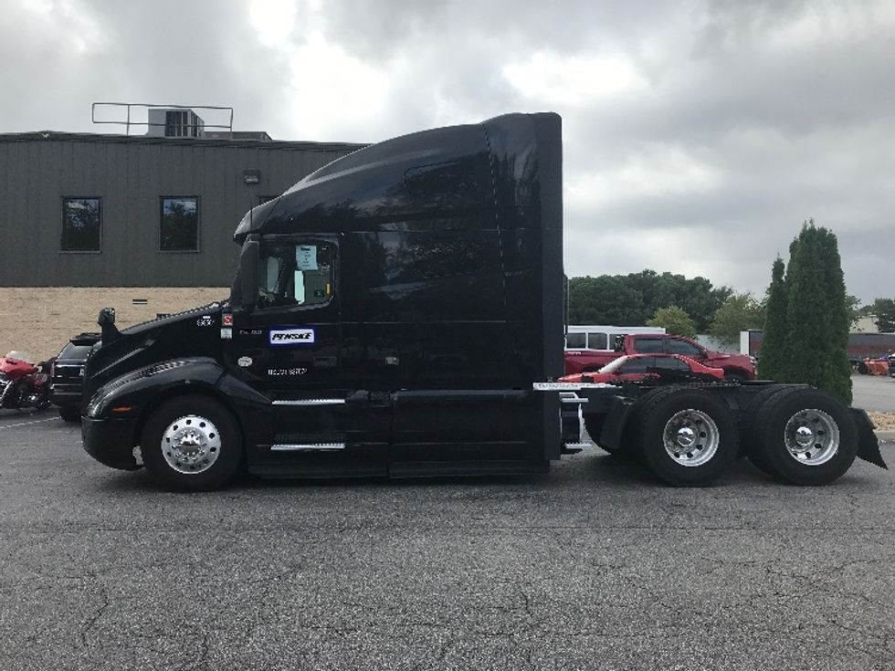 Sleeper Tractor-Heavy Duty Tractors-Volvo-2021-VNL64760-Newport News-VA-504,141\n\t\tmiles-$ 66,500 - Image 4