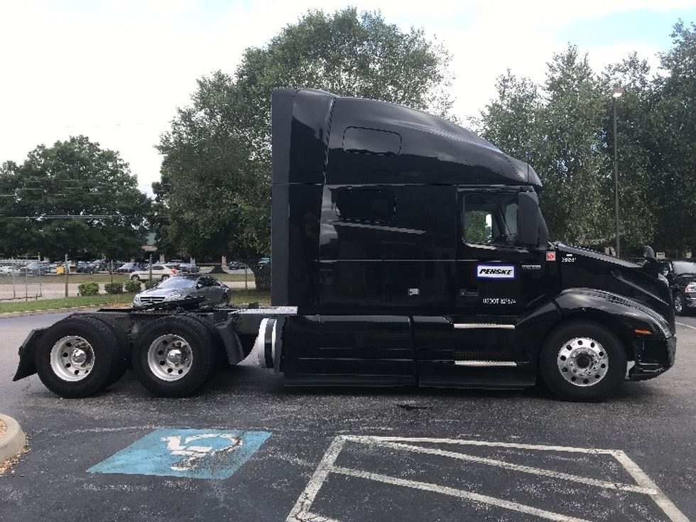 Sleeper Tractor-Heavy Duty Tractors-Volvo-2021-VNL64760-Newport News-VA-504,141\n\t\tmiles-$ 66,500 - Image 8