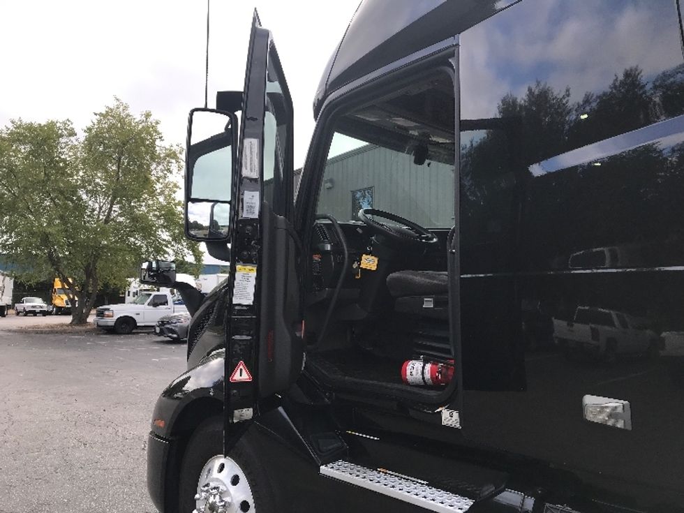 Sleeper Tractor-Heavy Duty Tractors-Volvo-2021-VNL64760-Newport News-VA-504,141\n\t\tmiles-$ 66,500 - Image 9