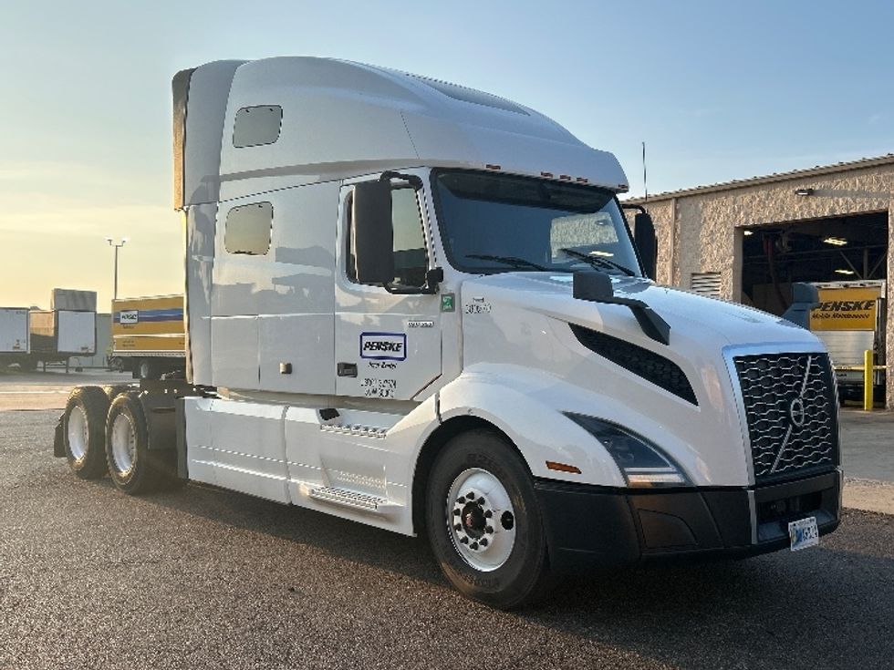 Sleeper Tractor-Heavy Duty Tractors-Volvo-2021-VNL64760-Olive Branch-MS-490,805\n\t\tmiles-$ 73,500 - Image 1