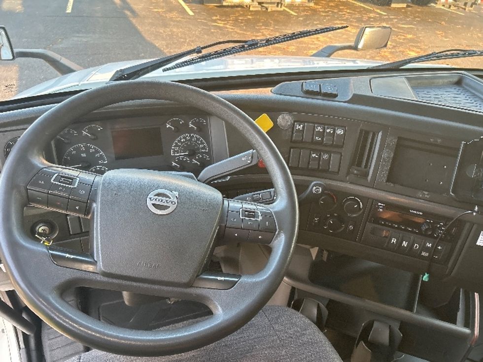 Sleeper Tractor-Heavy Duty Tractors-Volvo-2021-VNL64760-Olive Branch-MS-490,805\n\t\tmiles-$ 73,500 - Image 11