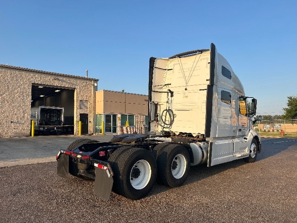 Sleeper Tractor-Heavy Duty Tractors-Volvo-2021-VNL64760-Olive Branch-MS-490,805\n\t\tmiles-$ 73,500 - Image 7