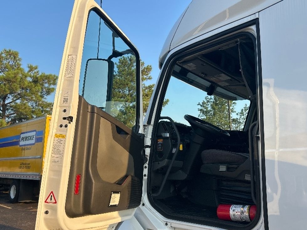 Sleeper Tractor-Heavy Duty Tractors-Volvo-2021-VNL64760-Olive Branch-MS-490,805\n\t\tmiles-$ 73,500 - Image 9