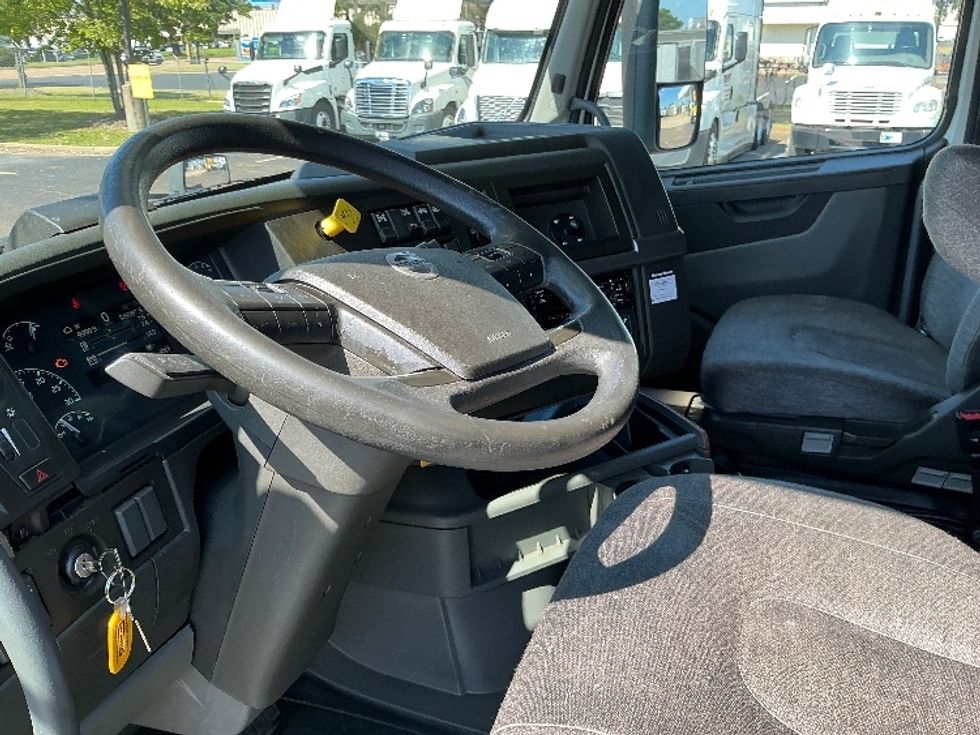 Sleeper Tractor-Heavy Duty Tractors-Volvo-2021-VNL64760-Olive Branch-MS-515,088\n\t\tmiles-$ 68,000 - Image 10